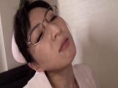 ベテラン熟女ナースが患者に迫られて黒ずみおめこを突かれてる熟年の夜/60